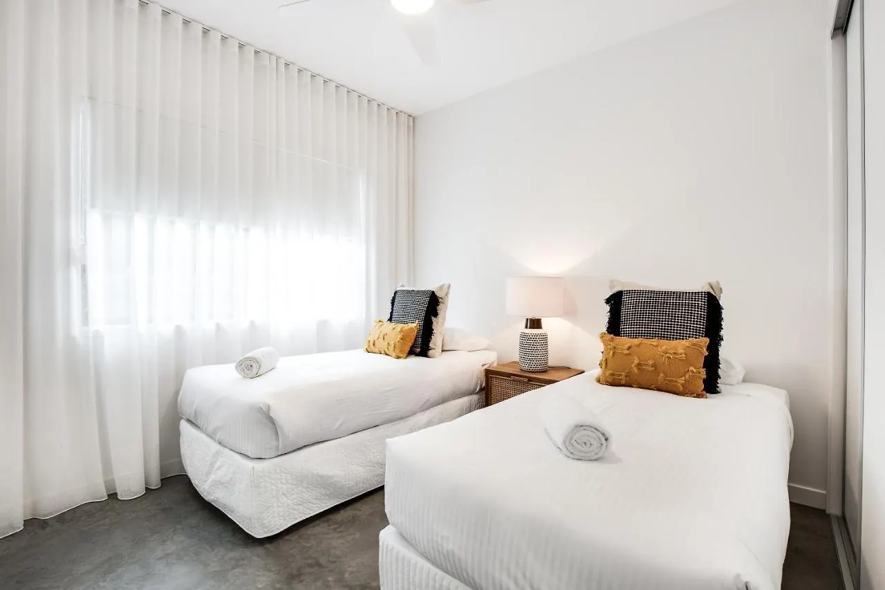 Luxury Modern 4 Bedroom Pet Friendly Family Beach Home Yaroomba 0*,  Australia
