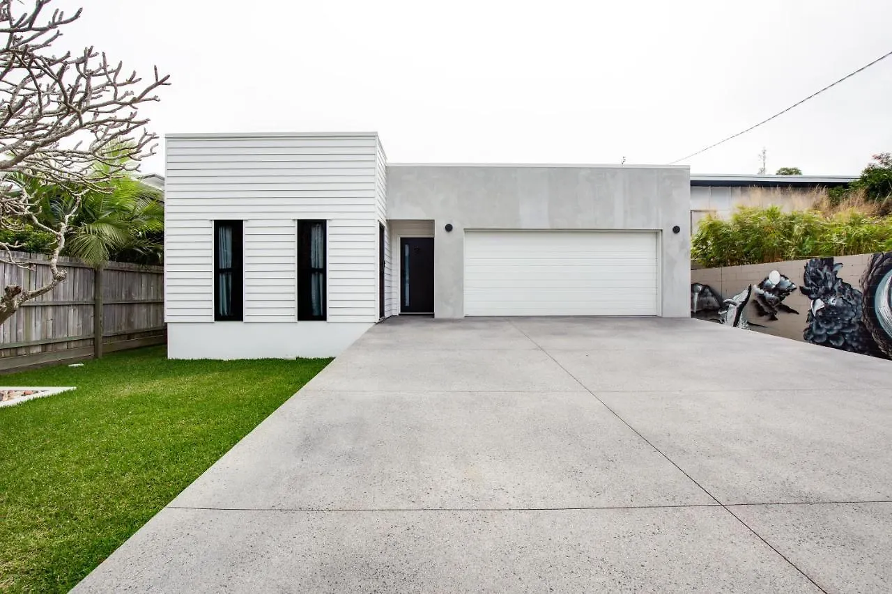 Luxury Modern 4 Bedroom Pet Friendly Family Beach Home Yaroomba 0*,  Australia