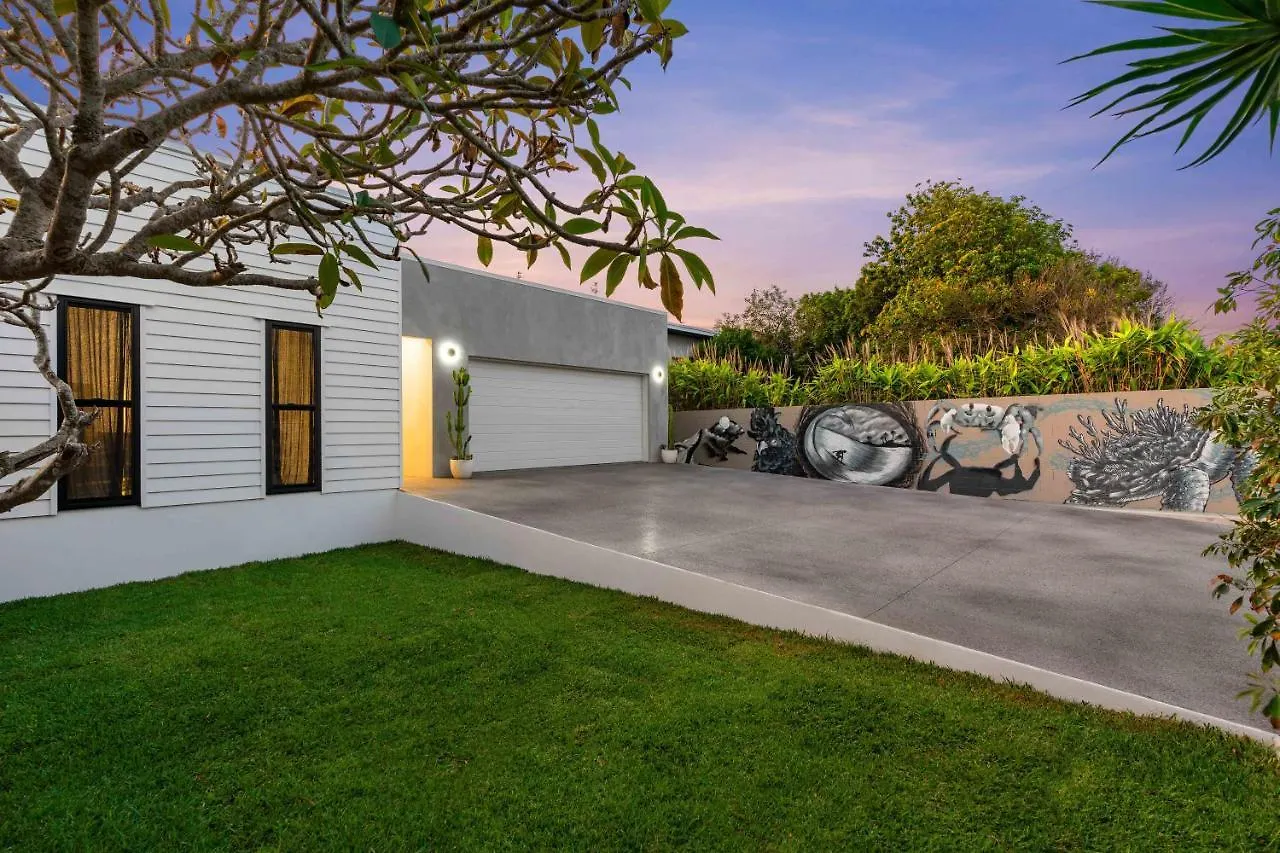 Luxury Modern 4 Bedroom Pet Friendly Family Beach Home Yaroomba 0*,  Australia